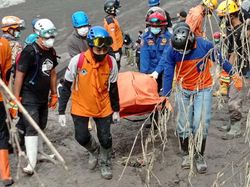 Tim SAR Evakuasi Korban Meninggal Erupsi Semeru