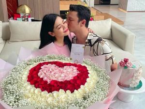 Muach! Ciuman Manis Christian Sugiono untuk Titi Kamal Muach! Ciuman Manis Christian Sugiono untuk Titi Kamal