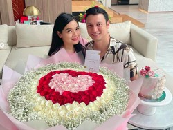Titi Kamal Pamer Surat Cinta & Foto Jadul Bareng Suami, Isinya Bikin Gemas