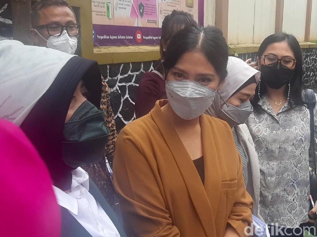 Tyna Kanna Jadikan Ibu hingga Cynthia Riza Saksi di Perceraiannya Tyna Kanna Jadikan Ibu hingga Cynthia Riza Saksi di Perceraiannya