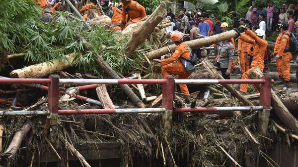Basarnas Gencarkan Pencarian Korban Banjir Lombok Barat