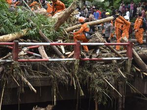 Basarnas Gencarkan Pencarian Korban Banjir Lombok Barat Basarnas Gencarkan Pencarian Korban Banjir Lombok Barat