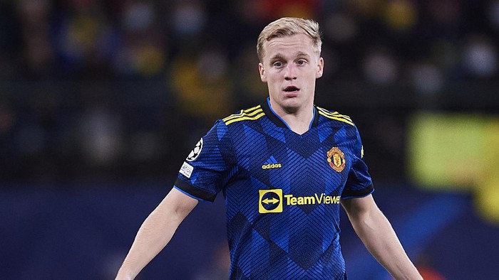 VILLARREAL, SPAIN - NOVEMBER 23: Donny van de Beek of Manchester United in action during the UEFA Champions League group F match between Villarreal CF and Manchester United at Estadio de la Ceramica on November 23, 2021 in Villarreal, Spain. (Photo by Aitor Alcalde/Getty Images)