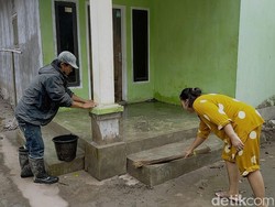 Warga Sumberwuluh Mulai Bersihkan Rumah dari Abu Vulkanik Semeru