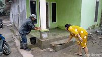 Warga Bersihkan Rumah dari Abu Vulkanik Semeru