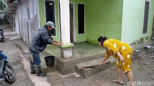 Warga Bersihkan Rumah dari Abu Vulkanik Semeru