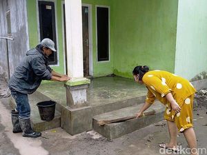 Warga Bersihkan Rumah dari Abu Vulkanik Semeru