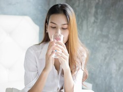 7 Waktu Terbaik untuk Minum Air Putih Selain Setelah Bangun Tidur