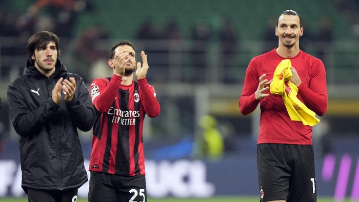 AC Milans Zlatan Ibrahimovic, right, applauds after the Champions League, Group B soccer match between AC Milan and Liverpool at the San Siro stadium in Milan, Italy, Tuesday, Dec. 7, 2021. Liverpool won 2-1. (AP Photo/Luca Bruno)