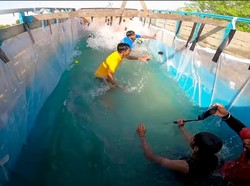 Modal Plastik dan Lakban, YouTuber Ini Ubah Truk Jadi Kolam Renang Berjalan