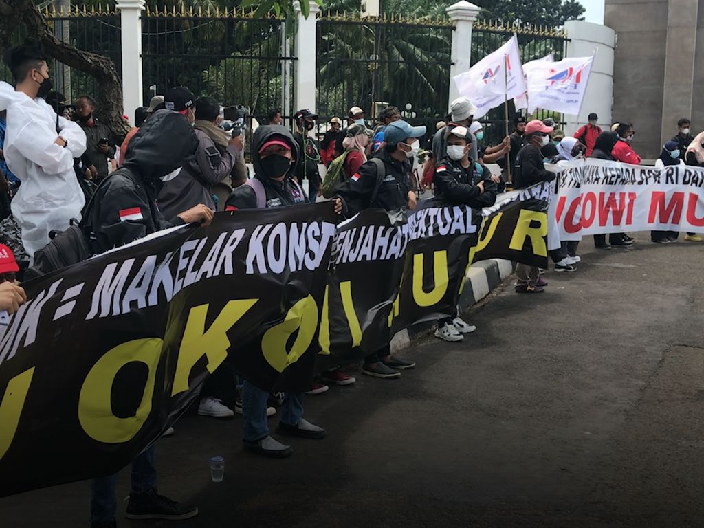 Aliansi Buruh Jabar Demo di DPR Tuntut Segera Revisi UU Ciptaker