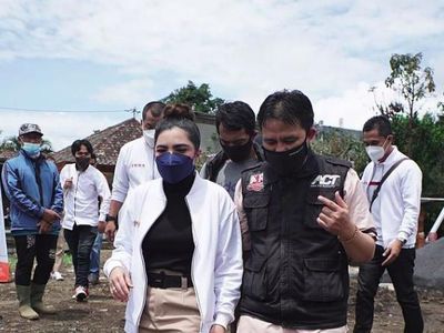 Nyata! 10 Potret Ashanty Beri Bantuan ke Korban Erupsi Semeru