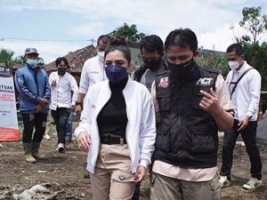 Ashanty Turun Langsung ke Lokasi Banjir Bandang dan Erupsi Semeru Ashanty Turun Langsung ke Lokasi Banjir Bandang dan Erupsi Semeru