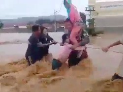 Mencekam Polisi di NTB Evakuasi Warga Saat Banjir Bandang Menerjang