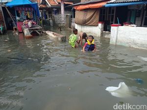 Eretan Indramayu Dihantam Rob, Warga Minta Revitalisasi Sandaran Sungai