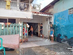 Banjir di Ancol Mulai Surut, Warga Mulai Bersihkan Rumah