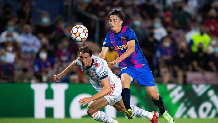 BARCELONA, SPAIN - SEPTEMBER 14: Gavi of FC Barcelona competes for the ball with Leon Goretzka of Bayern München during the UEFA Champions League group E match between FC Barcelona and Bayern München at Camp Nou on September 14, 2021 in Barcelona, Spain. (Photo by David Ramos/Getty Images)