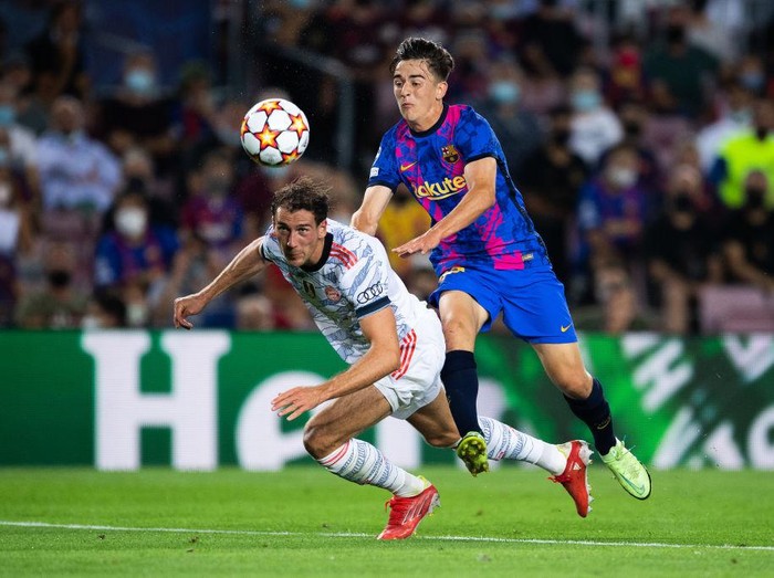 BARCELONA, SPAIN - SEPTEMBER 14: Gavi of FC Barcelona competes for the ball with Leon Goretzka of Bayern München during the UEFA Champions League group E match between FC Barcelona and Bayern München at Camp Nou on September 14, 2021 in Barcelona, Spain. (Photo by David Ramos/Getty Images)