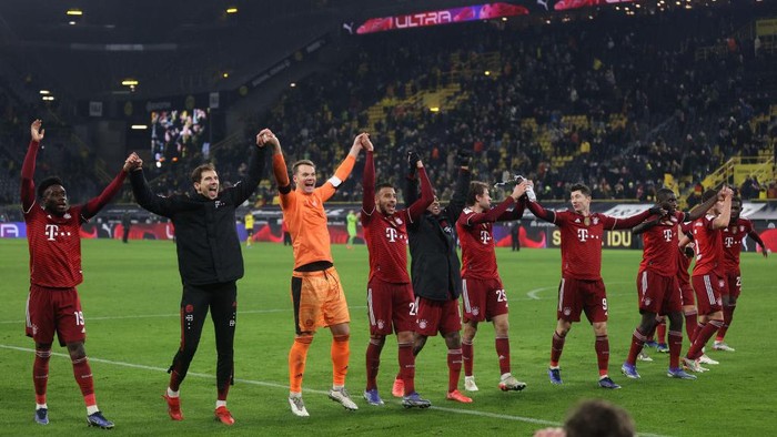 DORTMUND, GERMANY - DECEMBER 04: The players of Muenchen celebrate at the end of the Bundesliga match between Borussia Dortmund and FC Bayern München at Signal Iduna Park on December 04, 2021 in Dortmund, Germany. (Photo by Joosep Martinson/Getty Images)