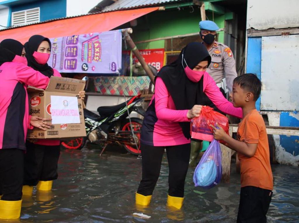 Bhayangkari Salurkan Bantuan ke Korban Banjir Rob di Pesisir Laut Jakarta