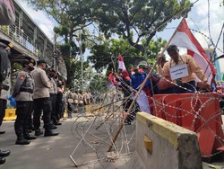 Panas! Massa Buruh Berupaya Terobos Kawat Berduri Arah ke Gedung MK
