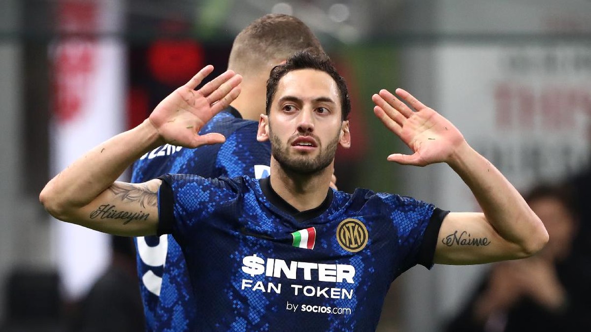 Hakan Calhanoglu tak sabar memainkan laga Inter Milan vs Liverpool di Liga Champions (Foto: Getty Images/Marco Luzzani)