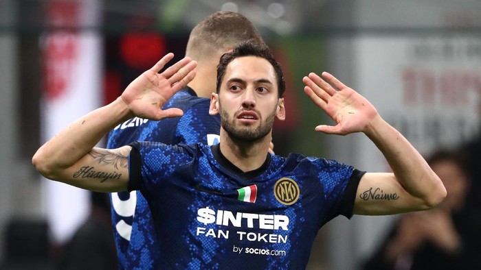 MILAN, ITALY - NOVEMBER 07: Hakan Calhanoglu of FC Internazionale celebrates after scoring their teams first goal during the Serie A match between AC Milan and FC Internazionale at Stadio Giuseppe Meazza on November 07, 2021 in Milan, Italy. (Photo by Marco Luzzani/Getty Images)