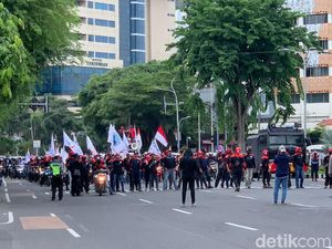 Buruh Kembali Gelar Demo Soal Susun Ulang-Revisi UMK di Gedung Grahadi Buruh Kembali Gelar Demo Soal Susun Ulang-Revisi UMK di Gedung Grahadi
