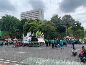 Usai Demo 90 Menit di Grahadi, Massa Buruh Bubarkan Diri
