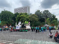 Usai Demo 90 Menit di Grahadi, Massa Buruh Bubarkan Diri