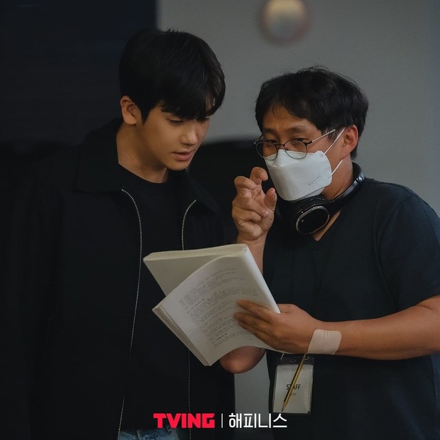 Adanya romance tipis-tipis antara Yi Hyun dan Sae Bom yang bikin baper