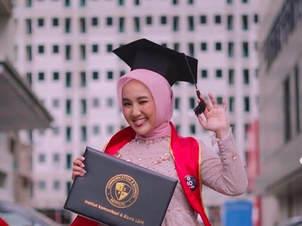 Selamat! 7 Potret Manis Fatin Akhirnya Wisuda