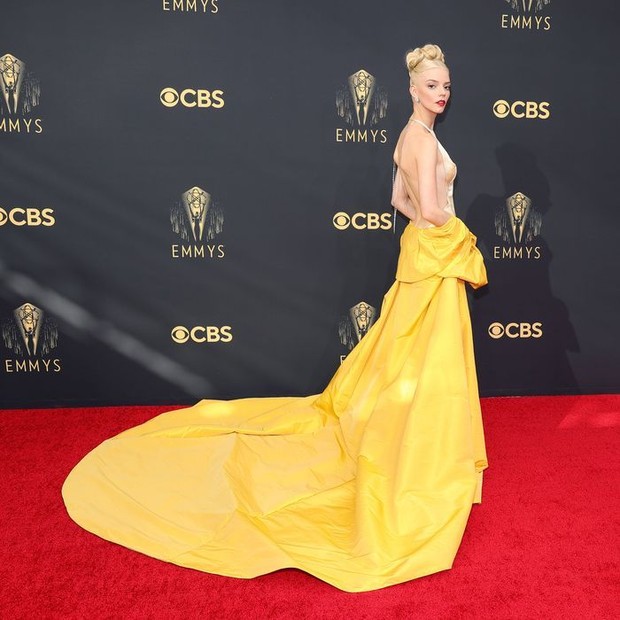 Foto: pinterest.com/The Cut Anya Taylor-Joy di red carpet Emmy Awards/