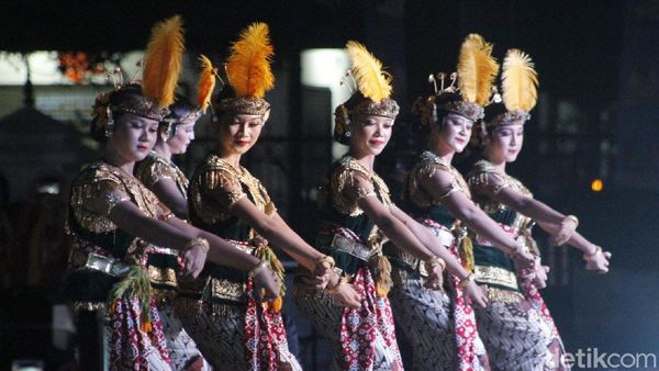 Gemulai Tarian Bedhaya Sapta Saat Pentas di Bandung