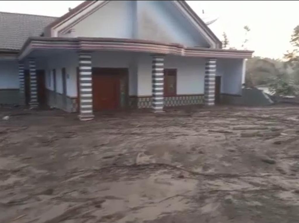 Banjir Lahar Dingin Semeru Kembali Terjadi di Kamar Kajang, Rumah Tertimbun