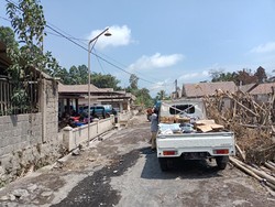 Korban Semeru yang Tak Tinggal di Pengungsian Mengeluh Hanya Dapat 5 Mi Instant
