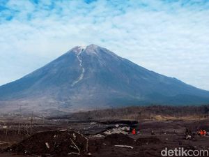 Gunung Semeru Kembali Erupsi Dini Hari Tadi
