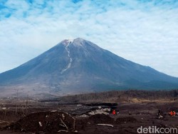 Gunung Semeru Kembali Erupsi Dini Hari Tadi