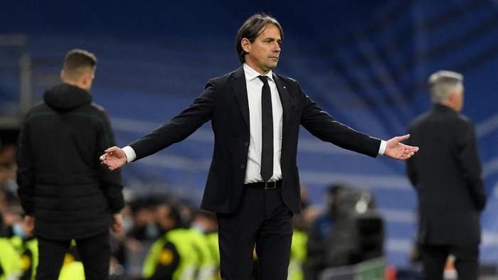 Inter Milans Italian coach Simone Inzaghi gestures during the UEFA Champions League first round group D football match between Real Madrid and Inter Milan at the Santiago Bernabeu stadium in Madrid on December 7, 2021. (Photo by OSCAR DEL POZO / AFP)
