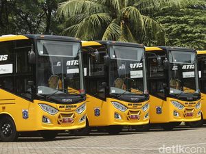 12 Bus Sekolah DKI Dialihfungsikan Antar Pasien COVID ke Wisma Atlet