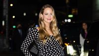 Jennifer Lawrence Tampil Lagi usai Hiatus, Bahagia Kini Tengah Hamil