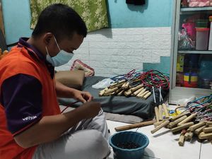Cara Joko Warga Malang Tambah Penghasilan Usai Diviralkan Buta karena Vaksin Cara Joko Warga Malang Tambah Penghasilan Usai Diviralkan Buta karena Vaksin