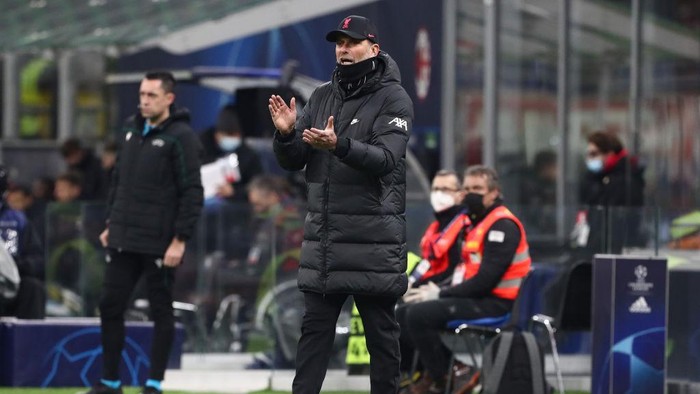 MILAN, ITALY - DECEMBER 07: Juergen Klopp, Manager of Liverpool gestures during the UEFA Champions League group B match between AC Milan and Liverpool FC at Giuseppe Meazza Stadium on December 07, 2021 in Milan, Italy. (Photo by Marco Luzzani/Getty Images)