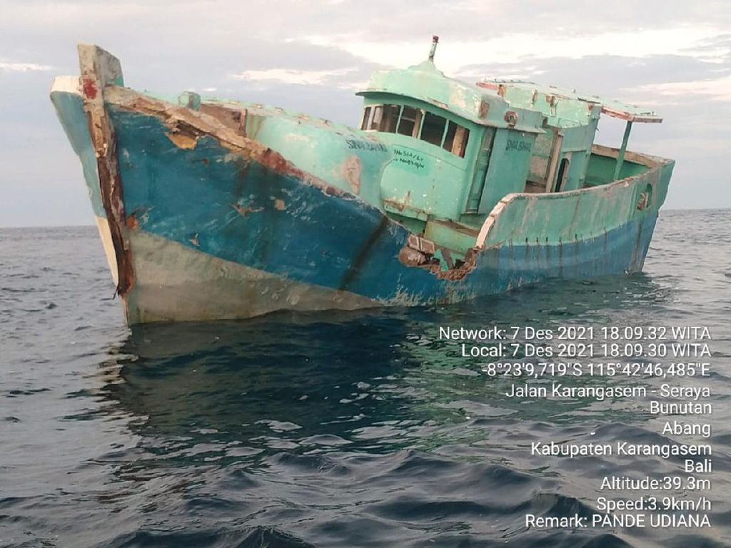 Kapal Ikan Tanpa Awak Terombang-ambing di Laut Karangasem Bali