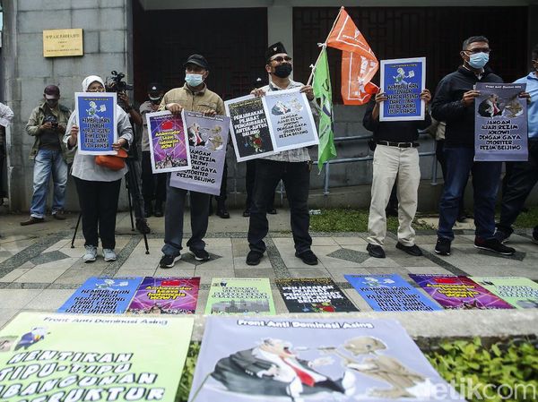 Unjuk Rasa di Depan Kedubes China di Jakarta
