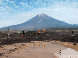 Kerja Keras Tim SAR Gabungan Cari Korban Erupsi Semeru