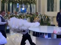 Meriahkan Pesta Kawinan, Staf Hotel Ini Prank Jatuhkan Kue Pengantin