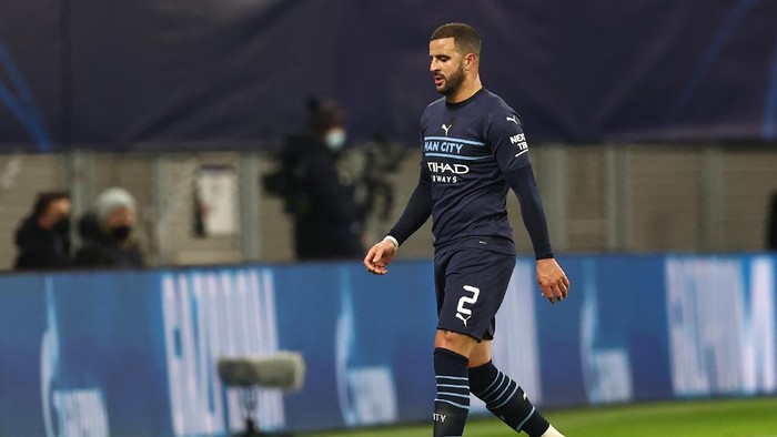 LEIPZIG, GERMANY - DECEMBER 07: Kyle Walker of Manchester City looks dejected as he leaves the pitch after being shown a red card by Match Referee, Sandro Schaerer (not pictured) during the UEFA Champions League group A match between RB Leipzig and Manchester City at Red Bull Arena on December 07, 2021 in Leipzig, Germany. (Photo by Maja Hitij/Getty Images)