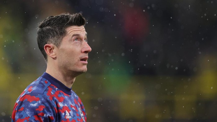 DORTMUND, GERMANY - DECEMBER 04: Robert Lewandowski of Muenchen during the warm up prior to the Bundesliga match between Borussia Dortmund and FC Bayern München at Signal Iduna Park on December 04, 2021 in Dortmund, Germany. (Photo by Joosep Martinson/Getty Images)