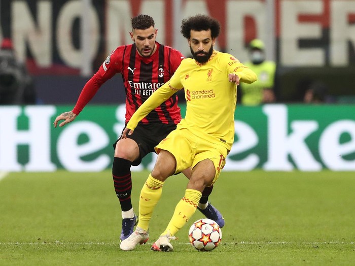 MILAN, ITALY - DECEMBER 07: Mohamed Salah of Liverpool battles for possession with Theo Hernandez of AC Milan during the UEFA Champions League group B match between AC Milan and Liverpool FC at Giuseppe Meazza Stadium on December 07, 2021 in Milan, Italy. (Photo by Marco Luzzani/Getty Images)